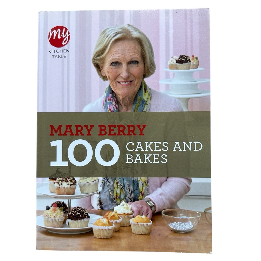 EUC Mary Berry 100 Cakes and Bakes Book
